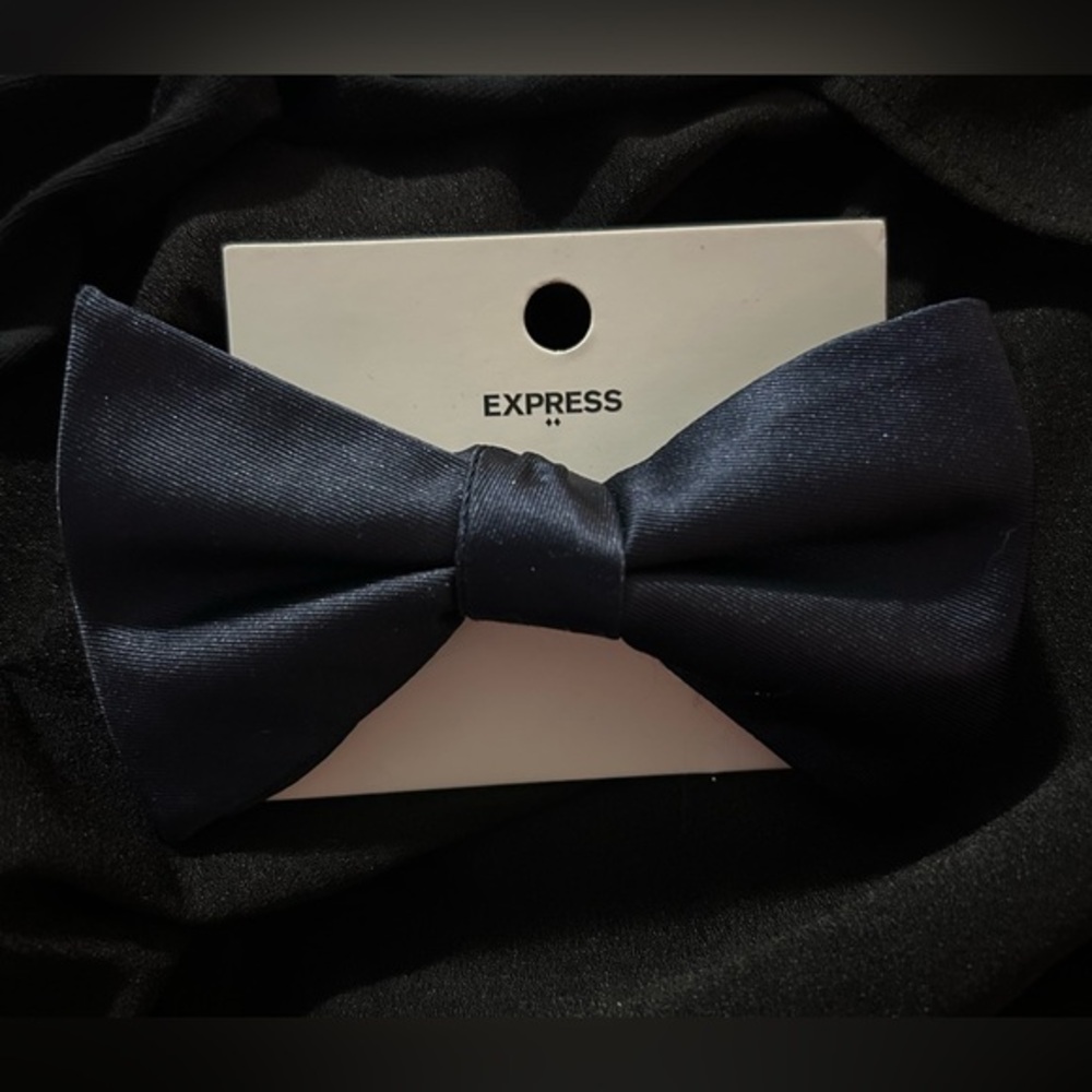 Expressing Navy Blue Pre-tied Bow Tie